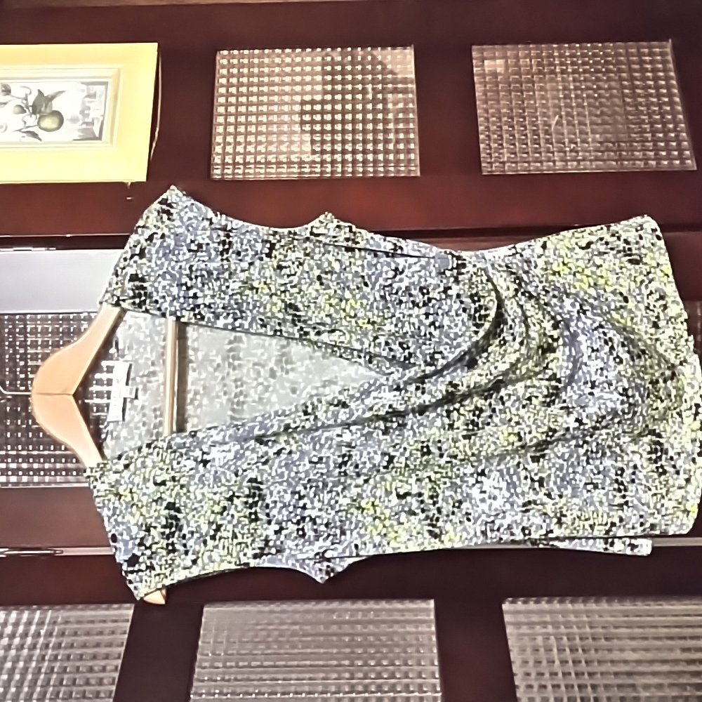 Women's Top by Kasper, Size Medium Petite. Sleeveless with deep V Neckline.